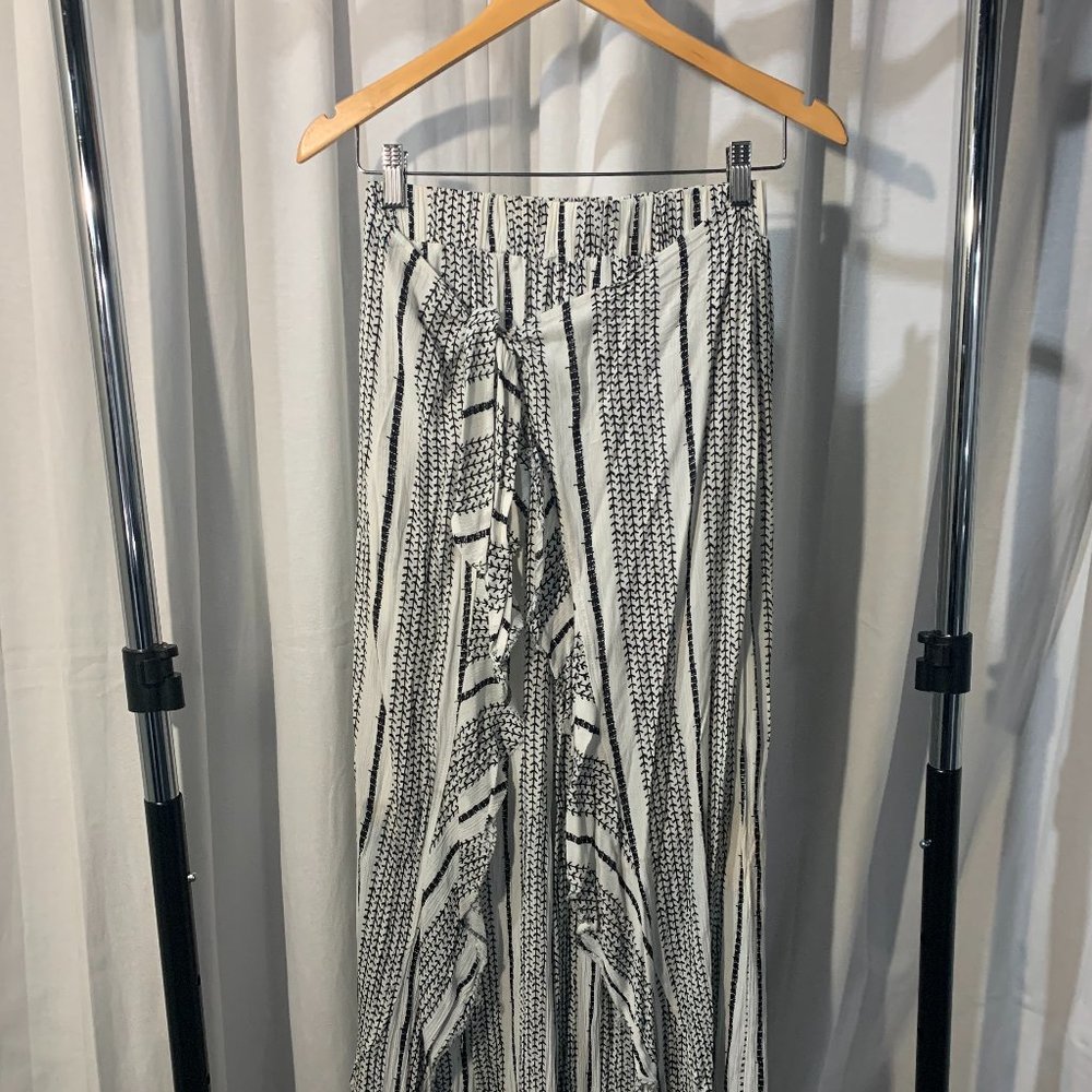 Flowy pattern pants with ruffle tie